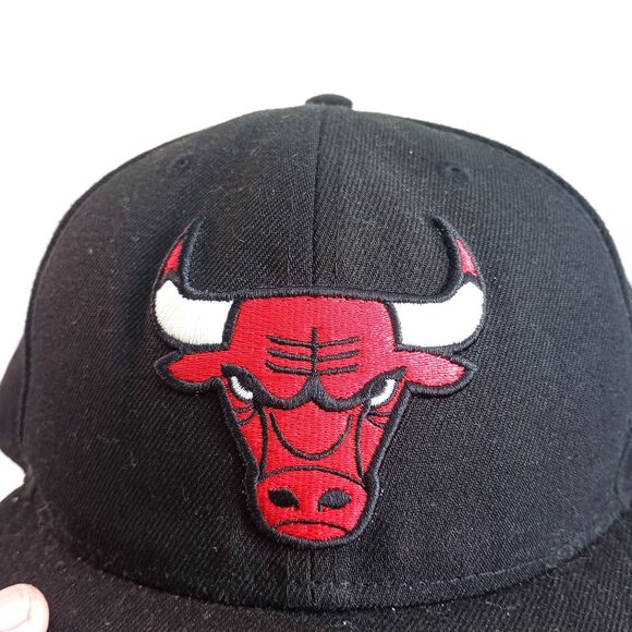 New Era 59FIFTY Chicago Bulls Fitted Cap Size 8 Black/Red NBA Basketball 6 Panel - Picture 3 of 7